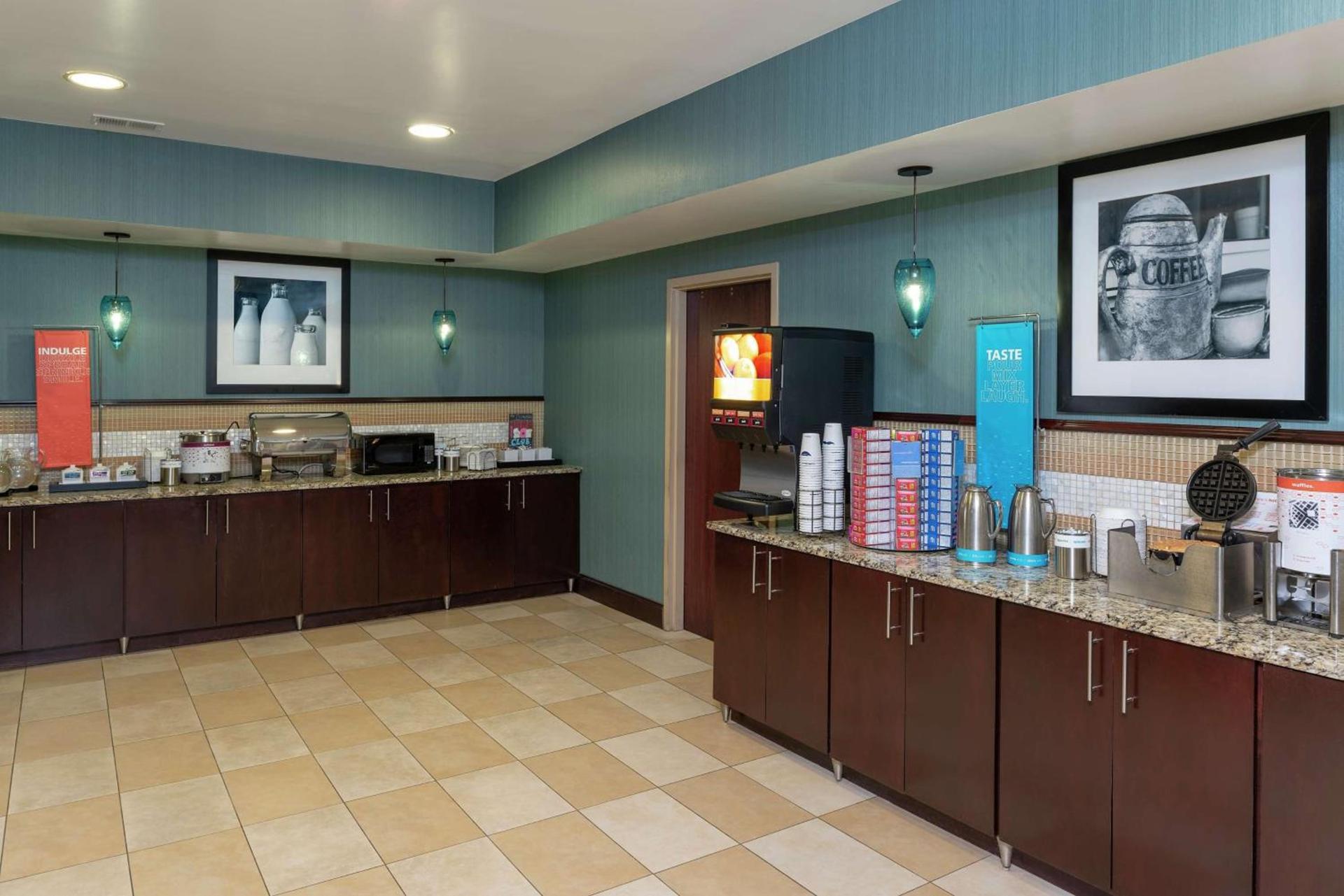 Hampton Inn East Lansing photo 11