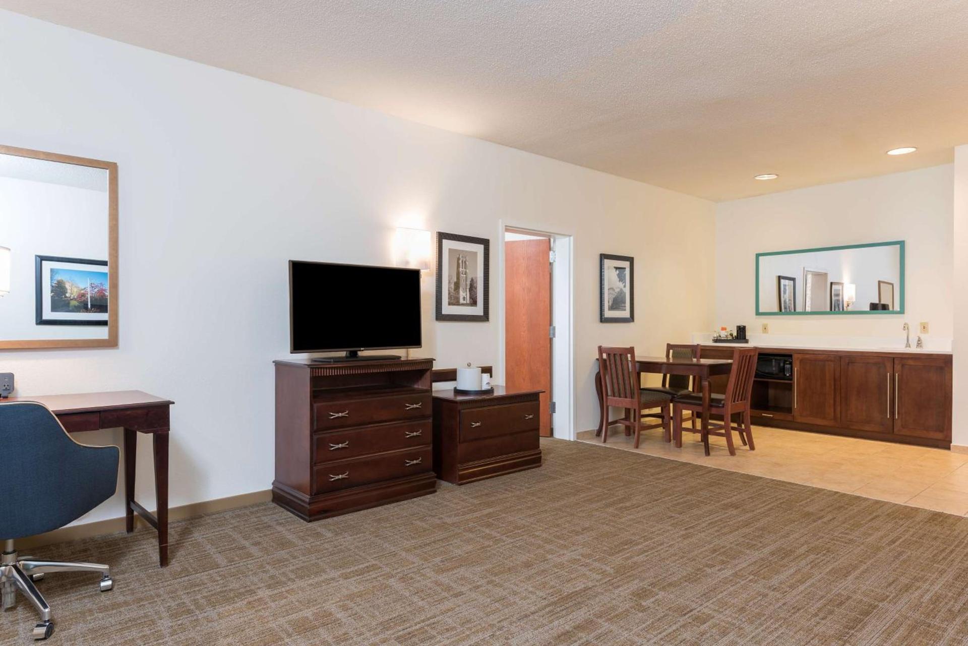 Hampton Inn East Lansing photo 18