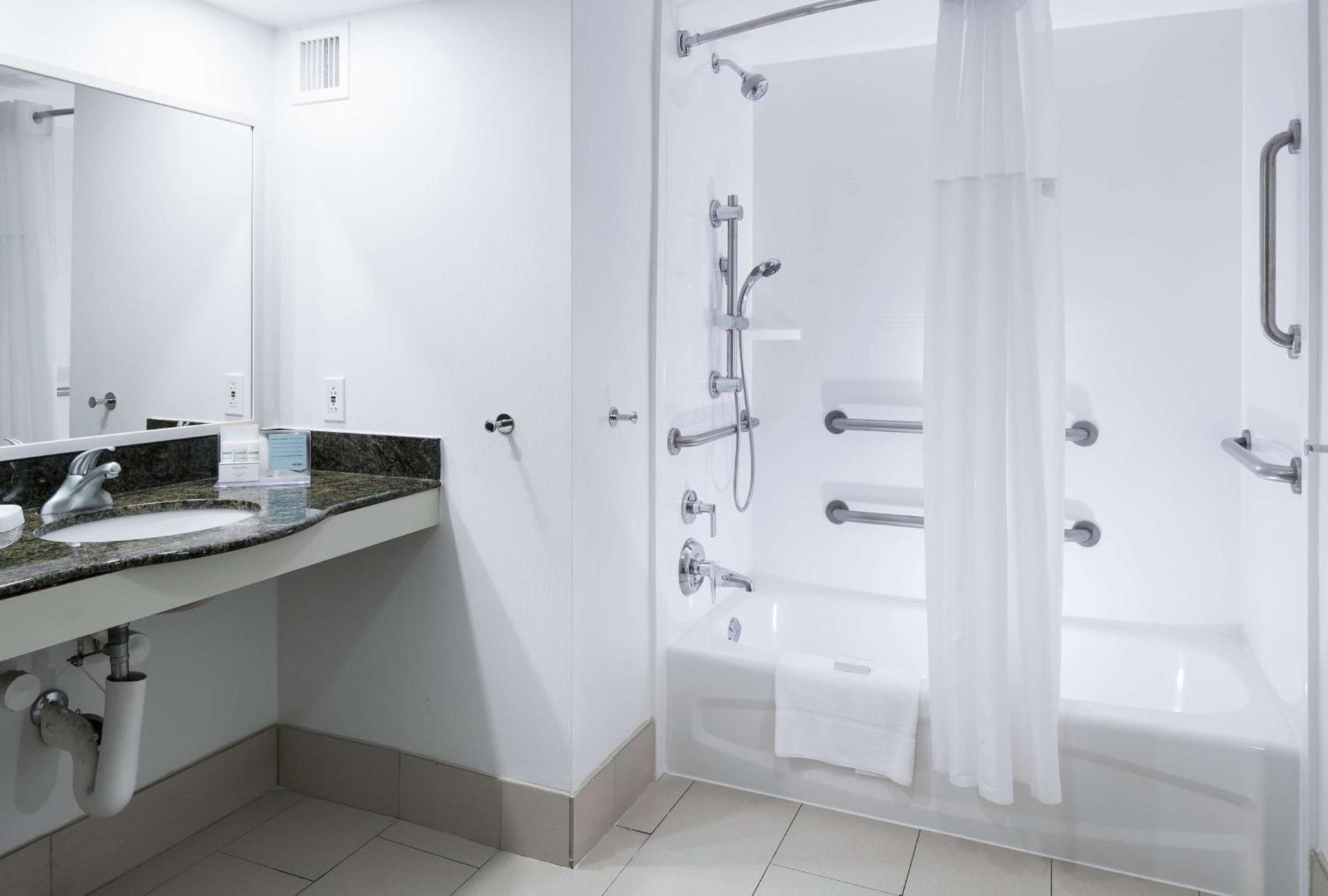 Hampton Inn & Suites Memphis-Beale Street photo 16