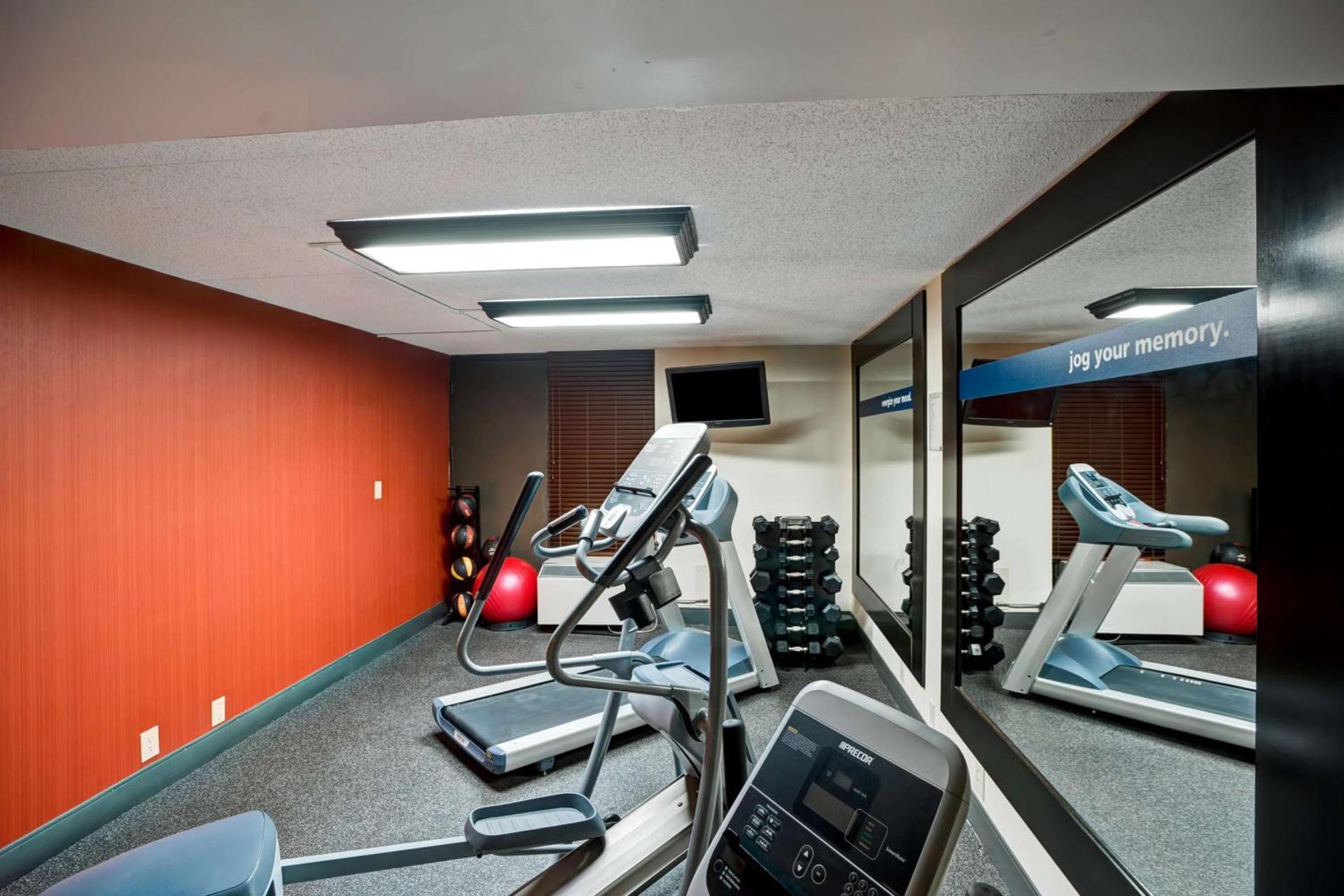 Hampton Inn Norfolk-Naval Base photo 13