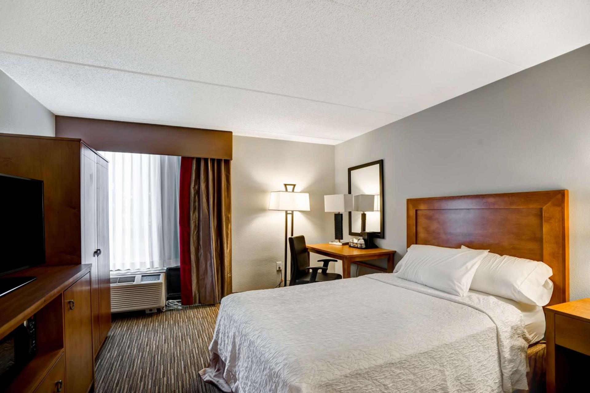 Hampton Inn Norfolk-Naval Base photo 33