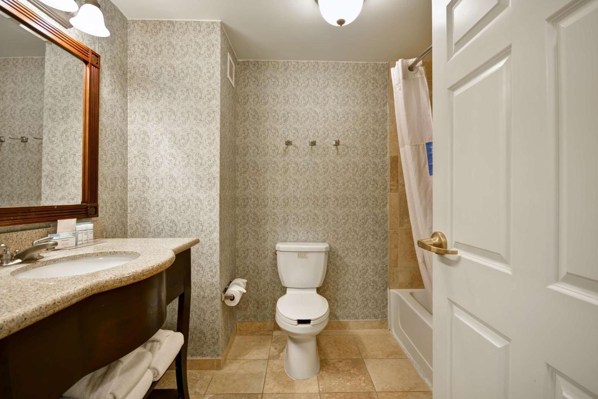 Hampton Inn & Suites Savannah Historic District photo 41