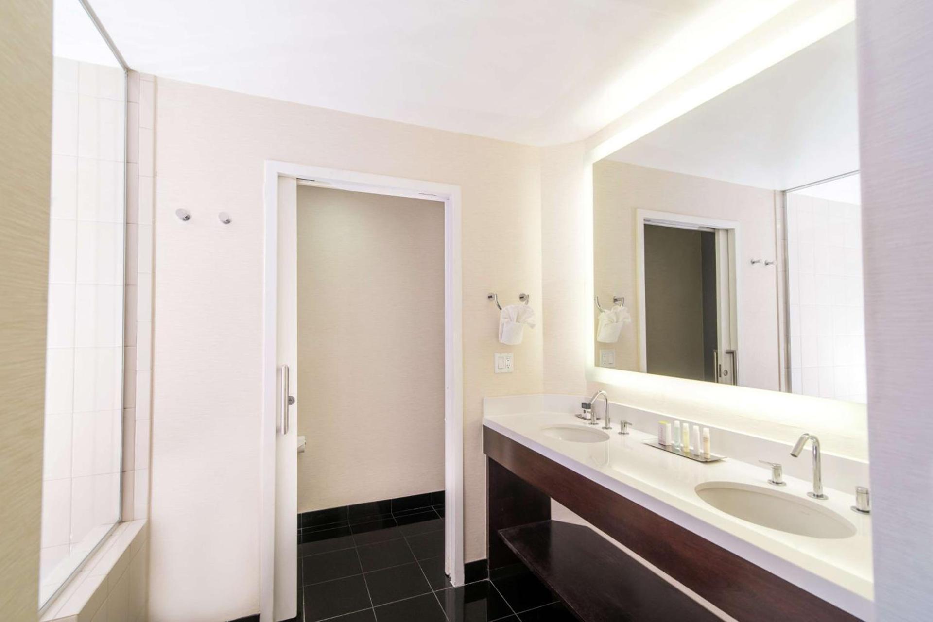 DoubleTree by Hilton San Diego-Mission Valley photo 2