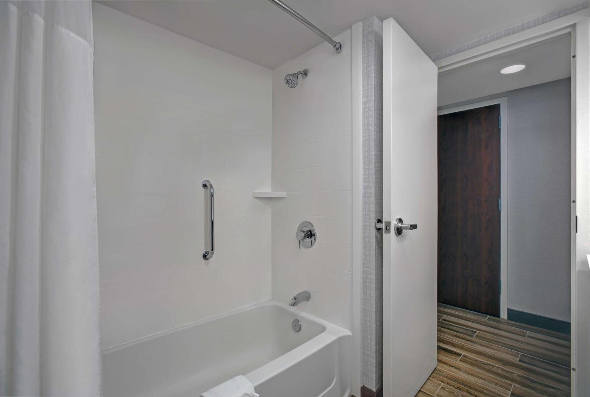 Hampton Inn Salisbury photo 25