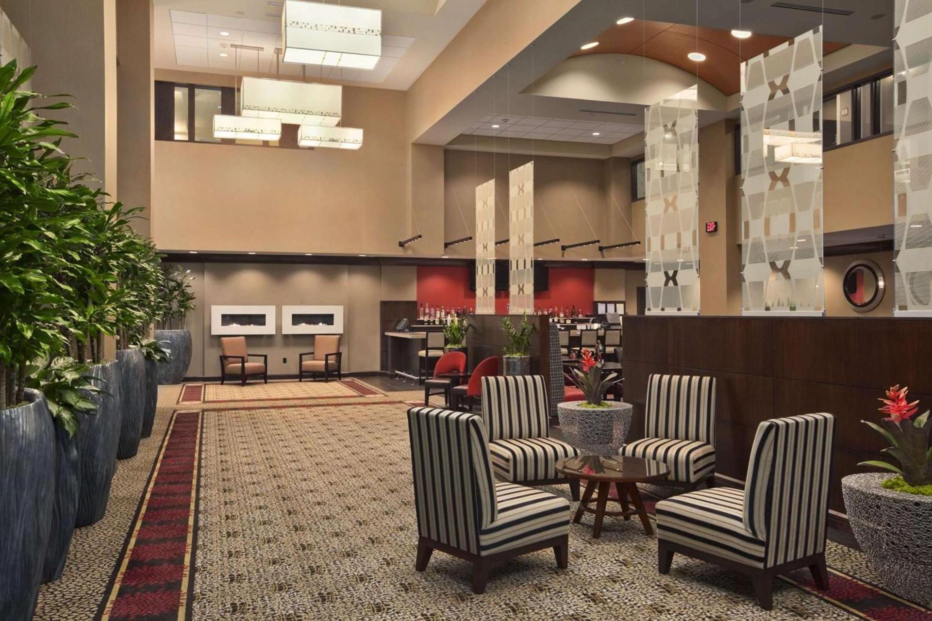 Embassy Suites Saint Louis - Downtown photo 2