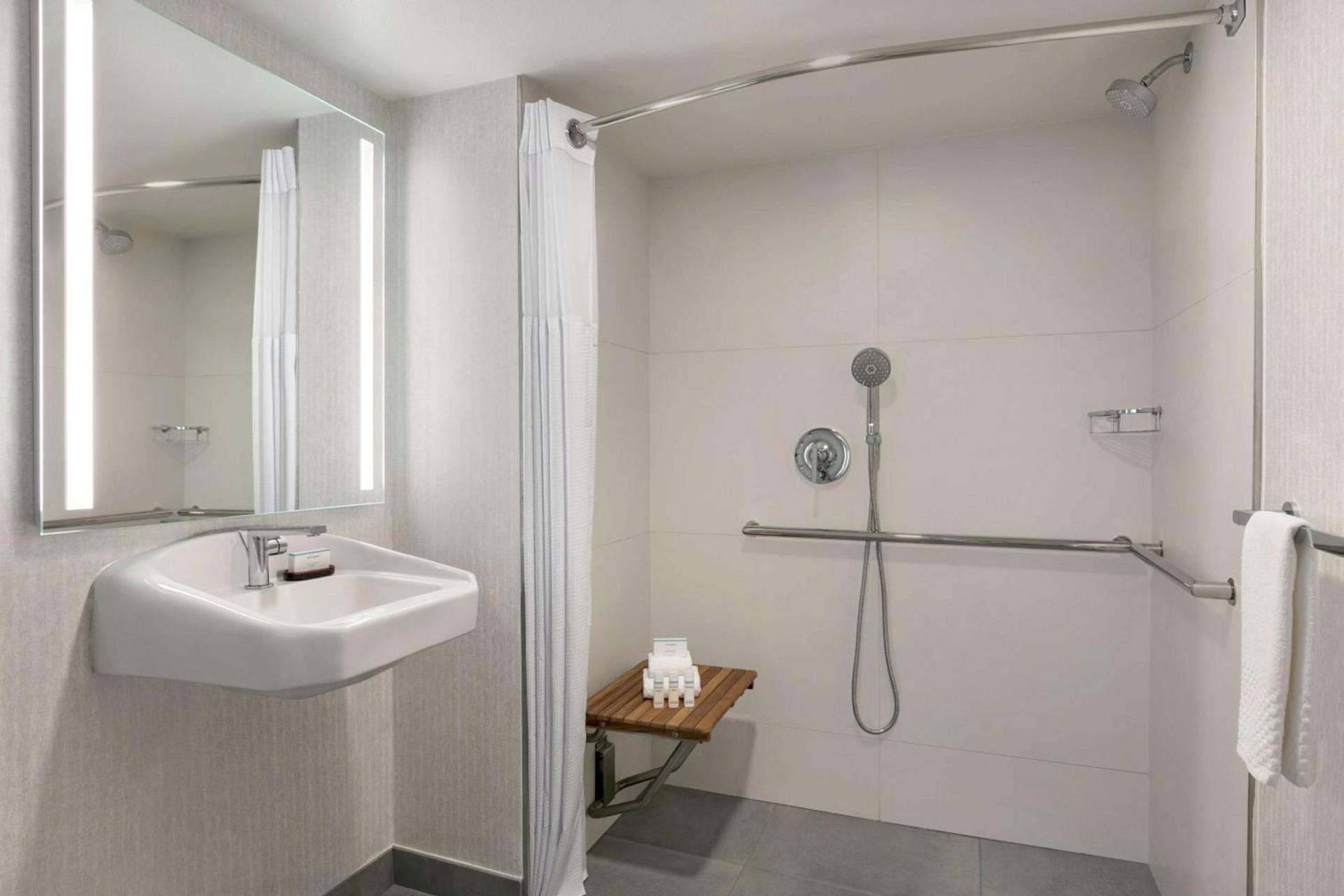 Embassy Suites by Hilton Los Angeles Downey photo 17