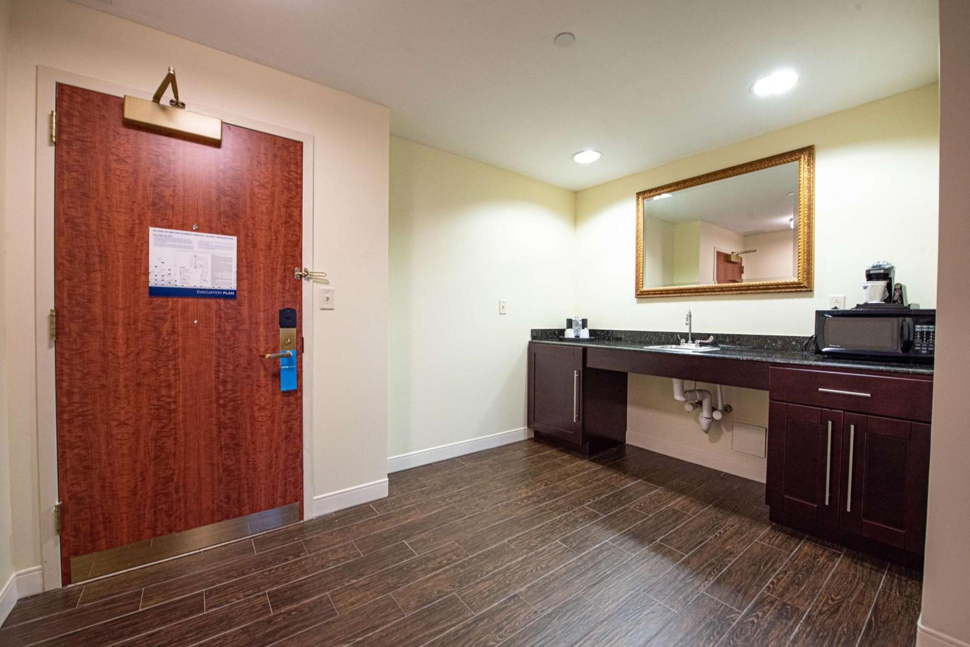 Hampton Inn & Suites By Hilton - Rockville Centre photo 40