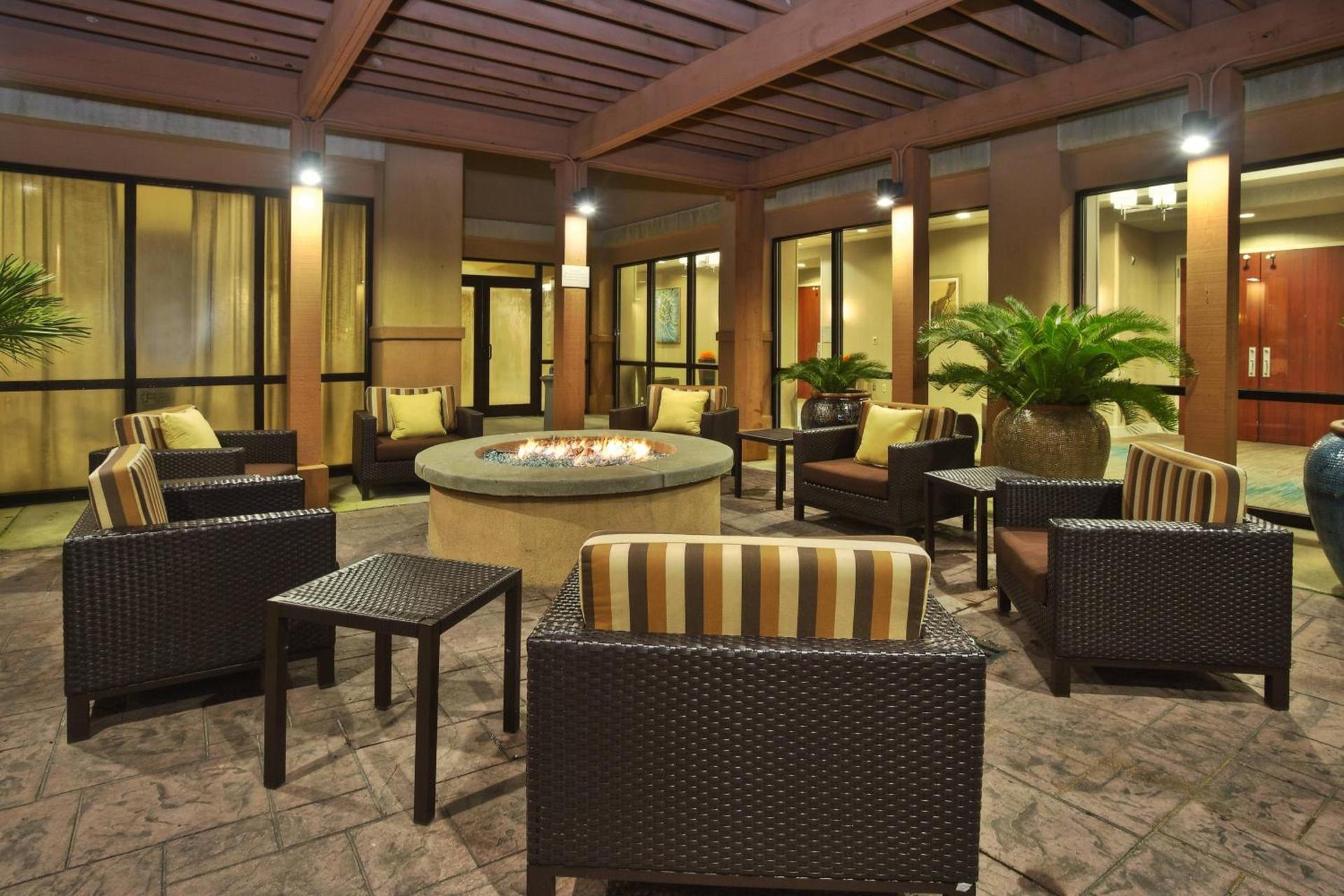 Courtyard by Marriott Gulfport Beachfront photo 14