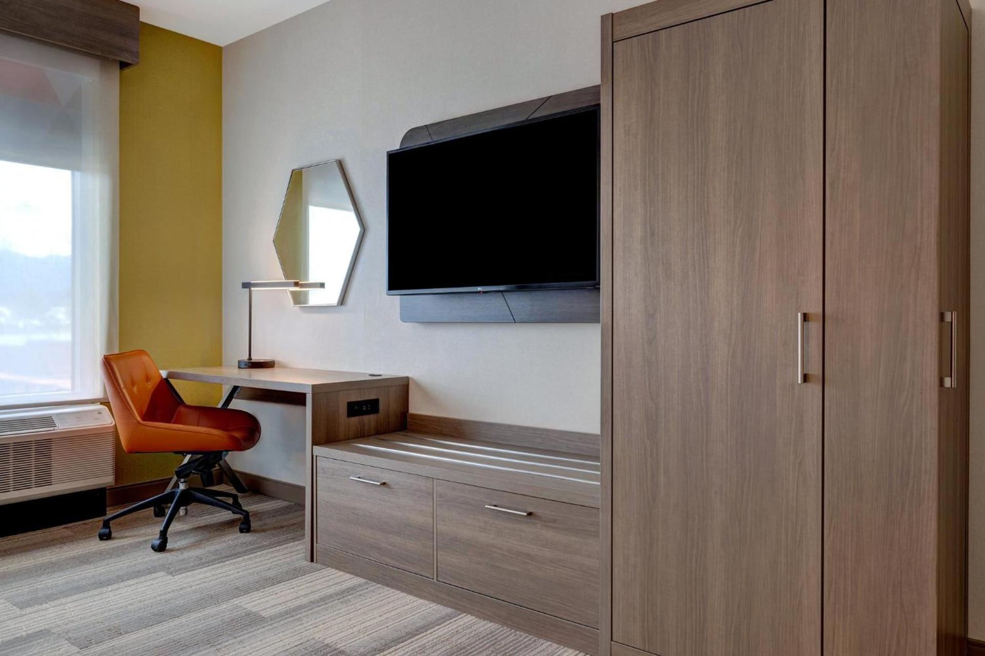 Holiday Inn Express & Suites - Glendale Downtown photo 57