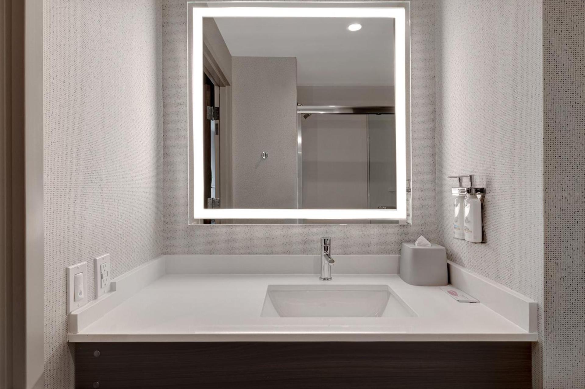 Holiday Inn Express & Suites - Glendale Downtown photo 54