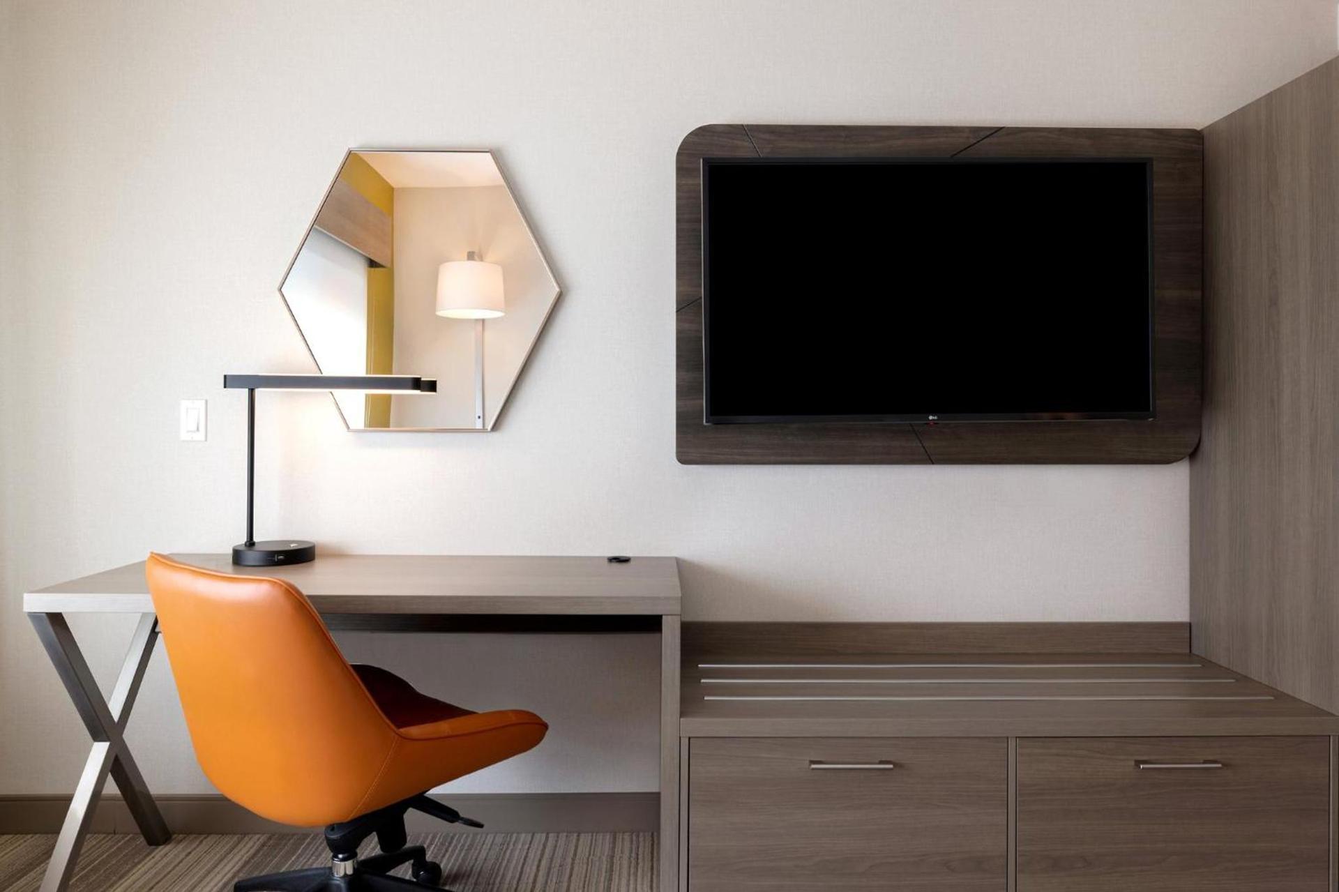 Holiday Inn Express & Suites - Glendale Downtown photo 67