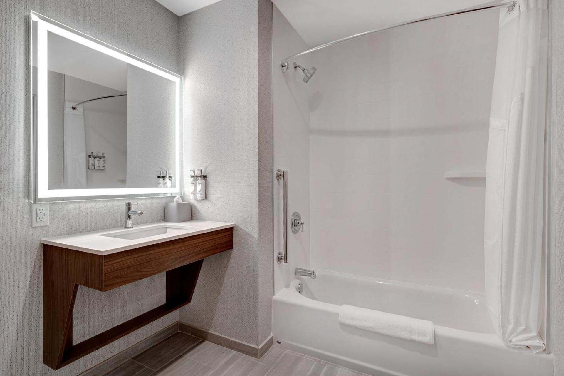 Holiday Inn Express & Suites - Glendale Downtown photo 46