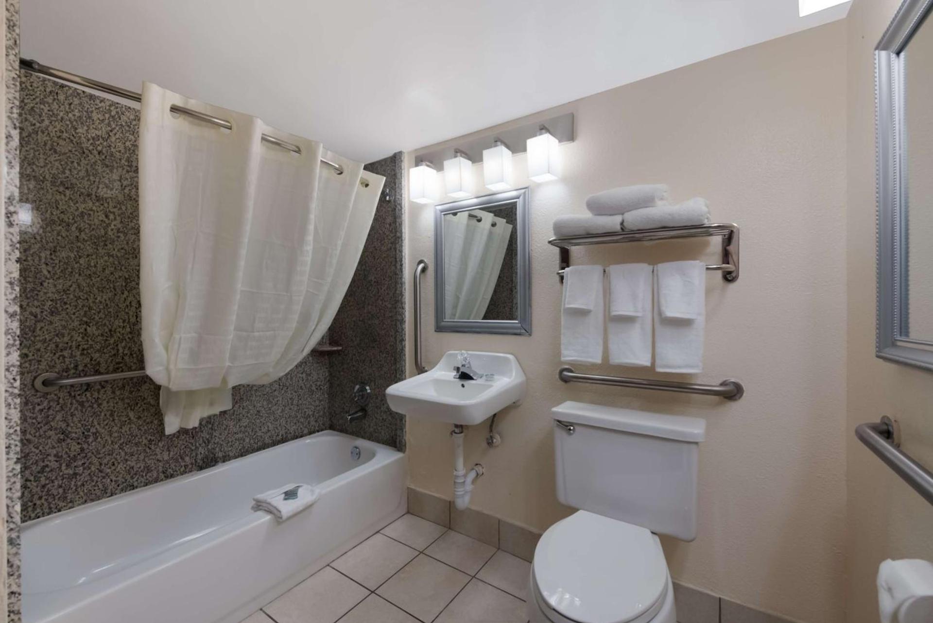 Best Western Hampton Coliseum Inn photo 21