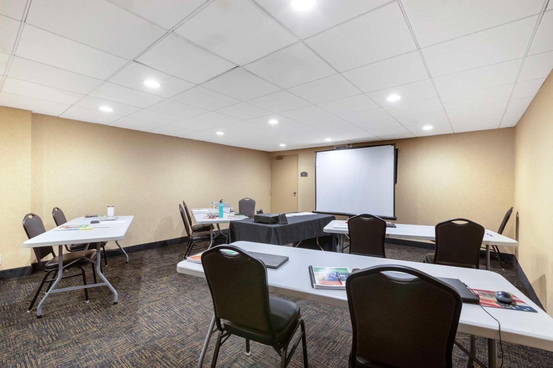 Best Western Plus Midwest Inn photo 9