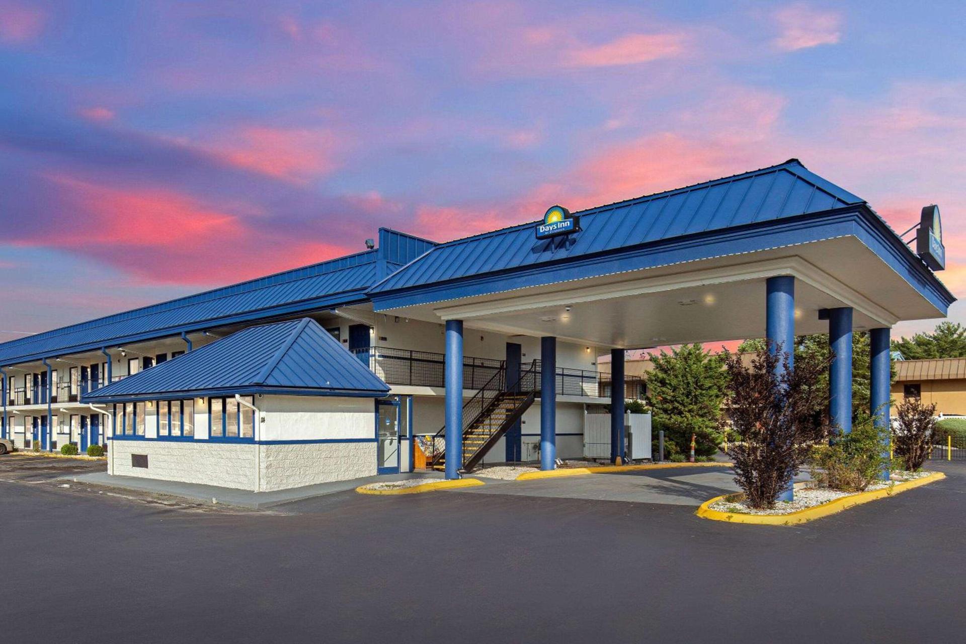 Days Inn by Wyndham Knoxville North photo 1