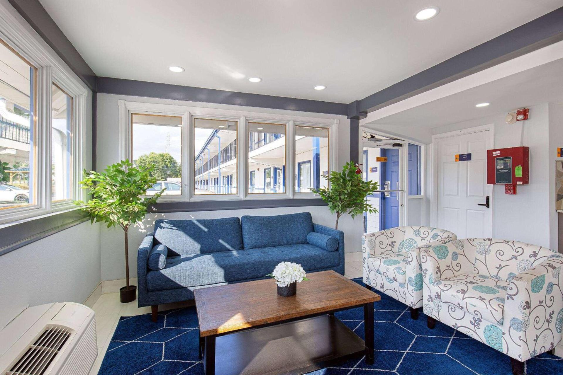 Days Inn by Wyndham Knoxville North photo 5