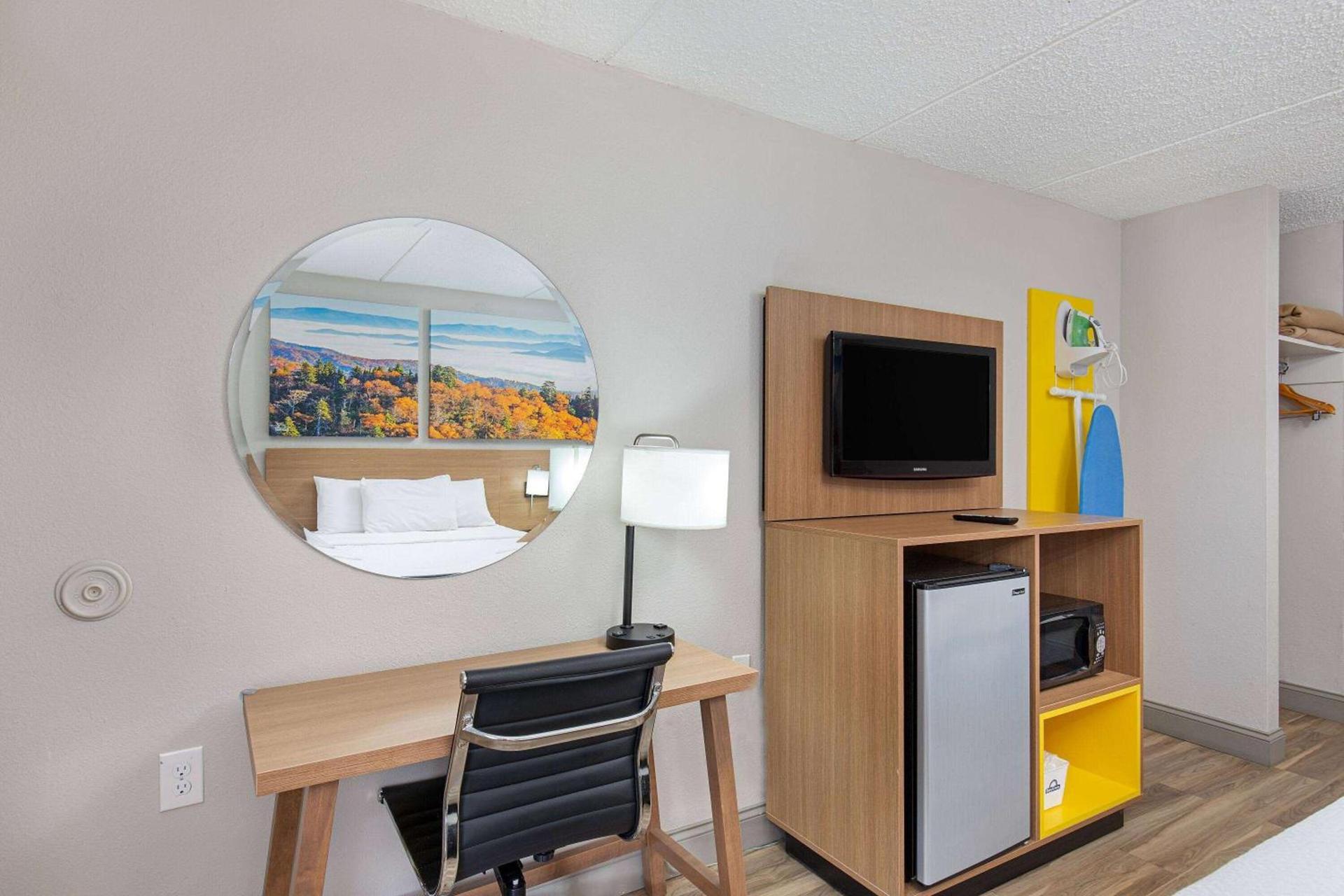 Days Inn by Wyndham Knoxville North photo 15