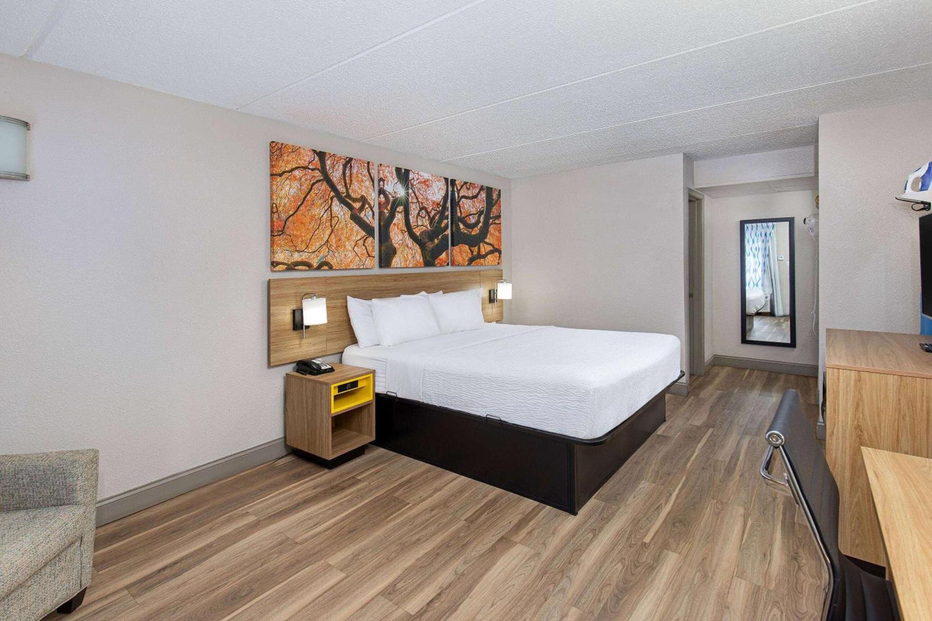 Days Inn by Wyndham Knoxville North photo 17