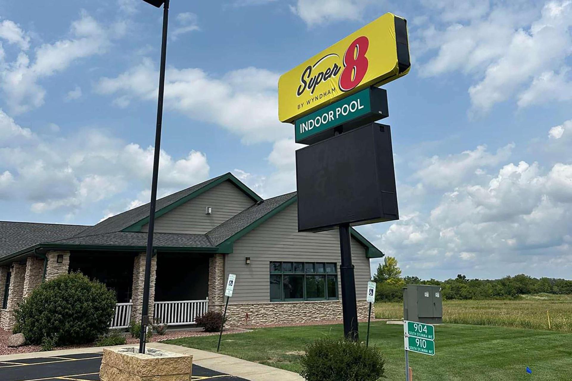 Super 8 by Wyndham Sturtevant Racine photo 1