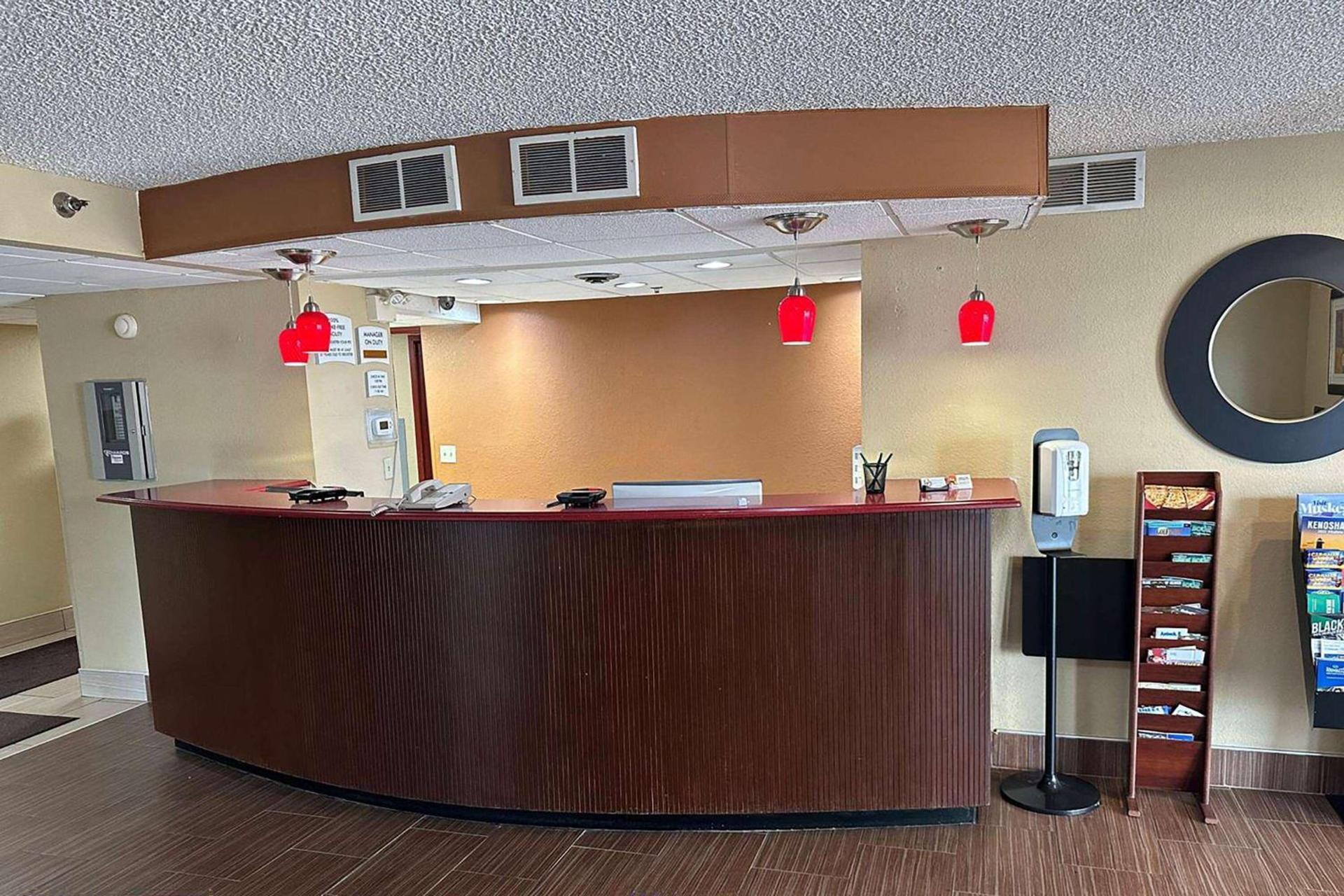 Super 8 by Wyndham Sturtevant Racine photo 6