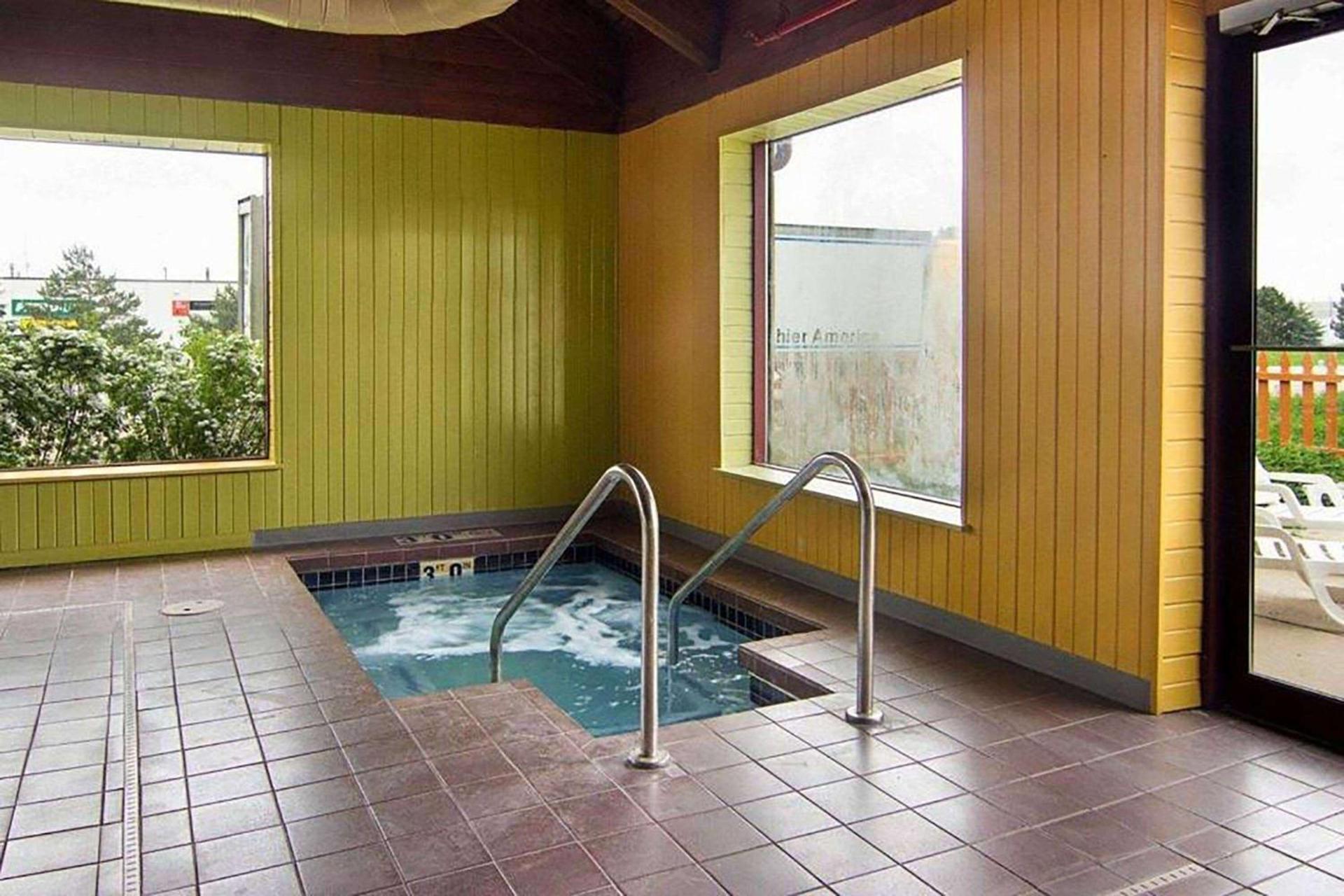 Super 8 by Wyndham Sturtevant Racine photo 11