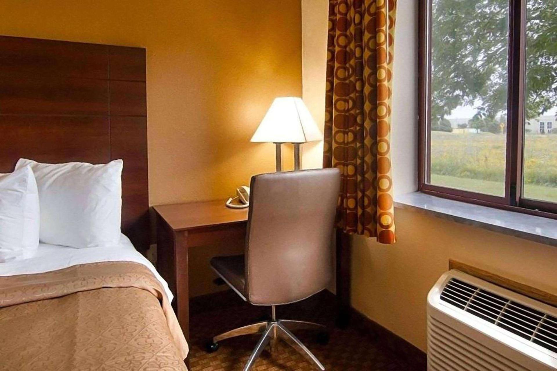 Super 8 by Wyndham Sturtevant Racine photo 15