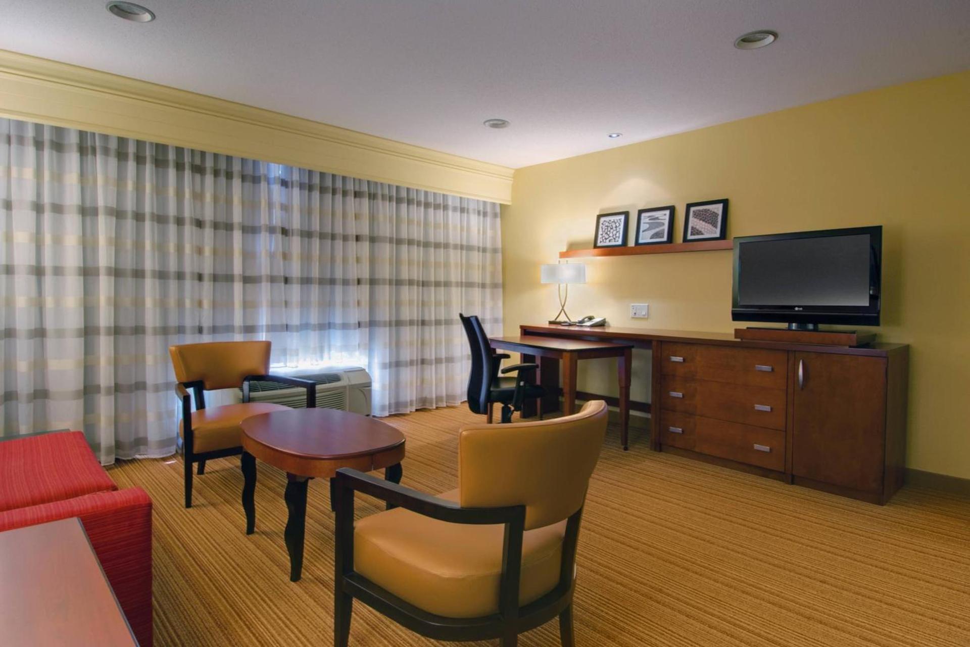 Courtyard by Marriott Madison East photo 10
