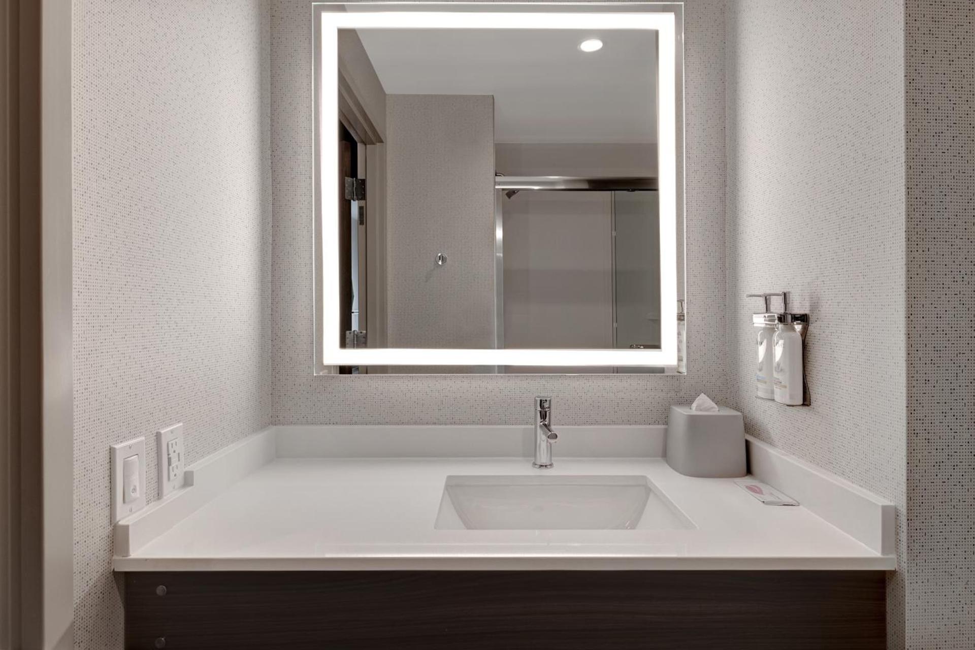 Holiday Inn Express & Suites - Glendale Downtown photo 31