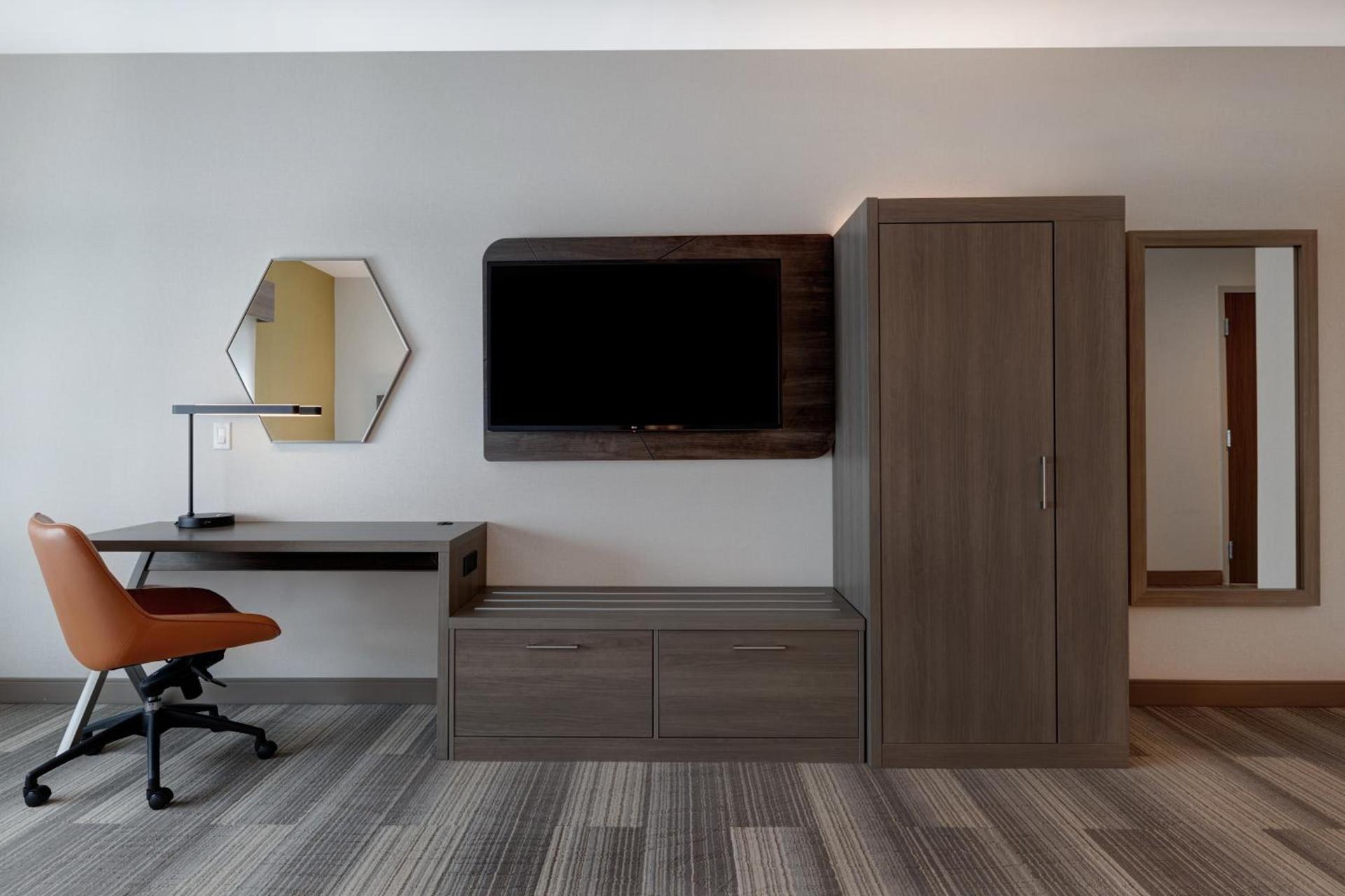 Holiday Inn Express & Suites - Glendale Downtown photo 19