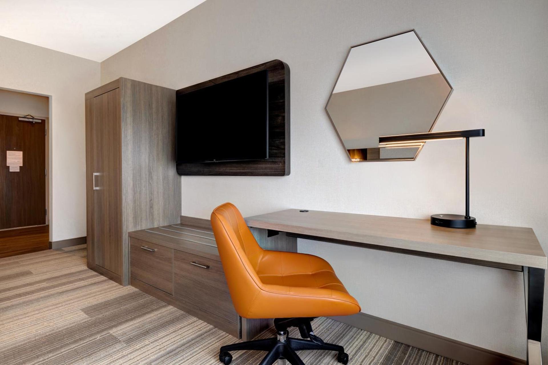 Holiday Inn Express & Suites - Glendale Downtown photo 11