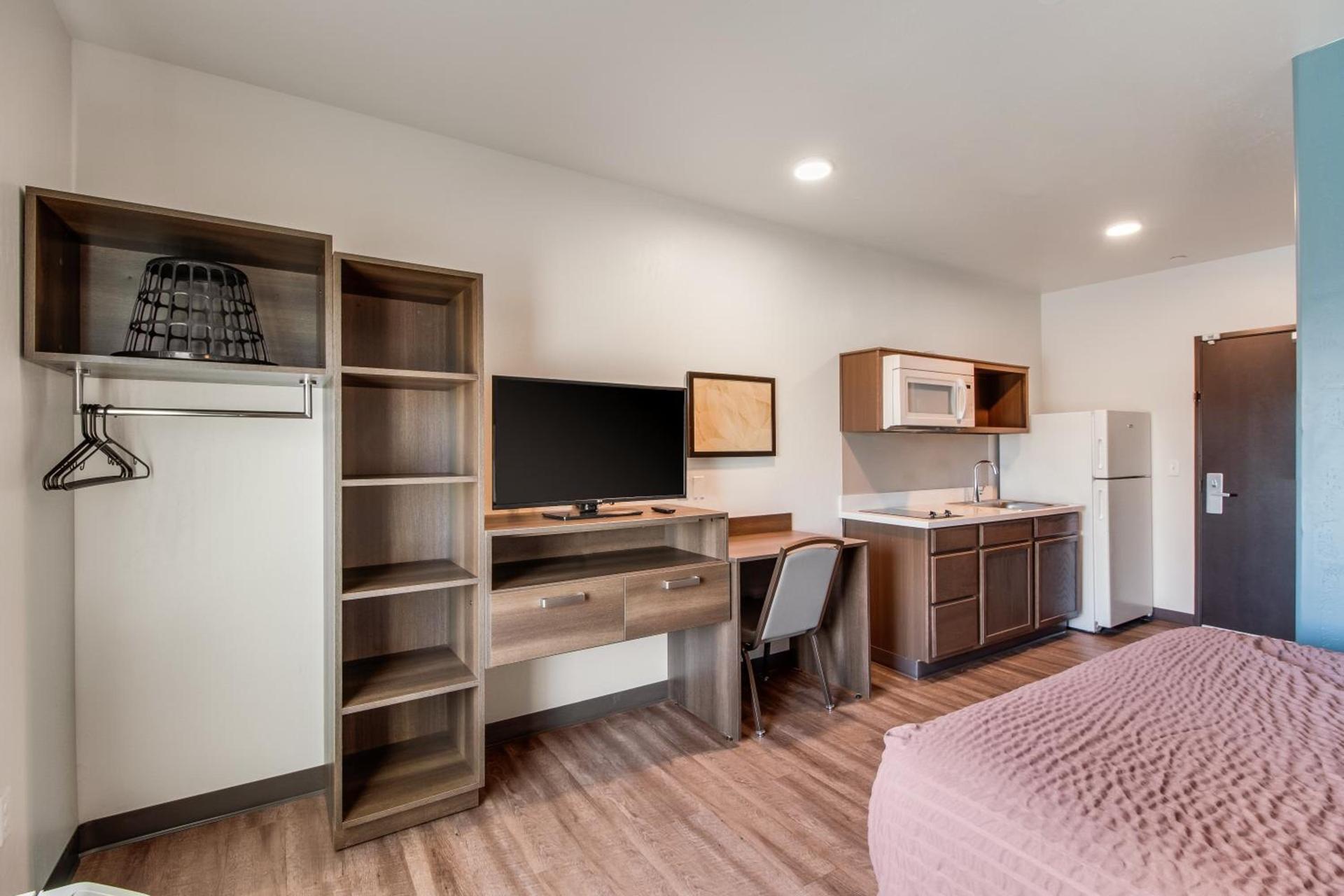 WoodSpring Suites Bakersfield Airport photo 27