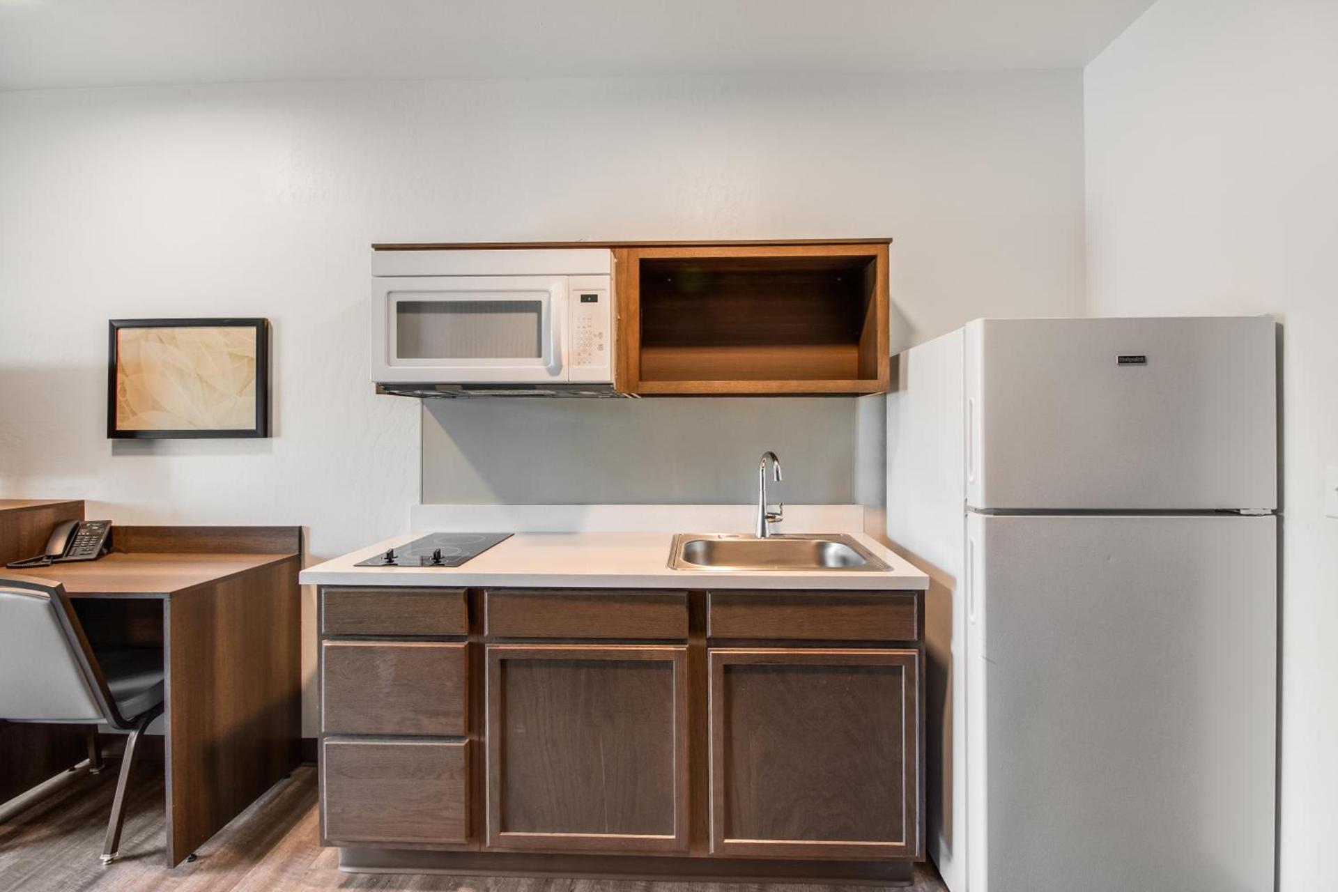 WoodSpring Suites Bakersfield Airport photo 28