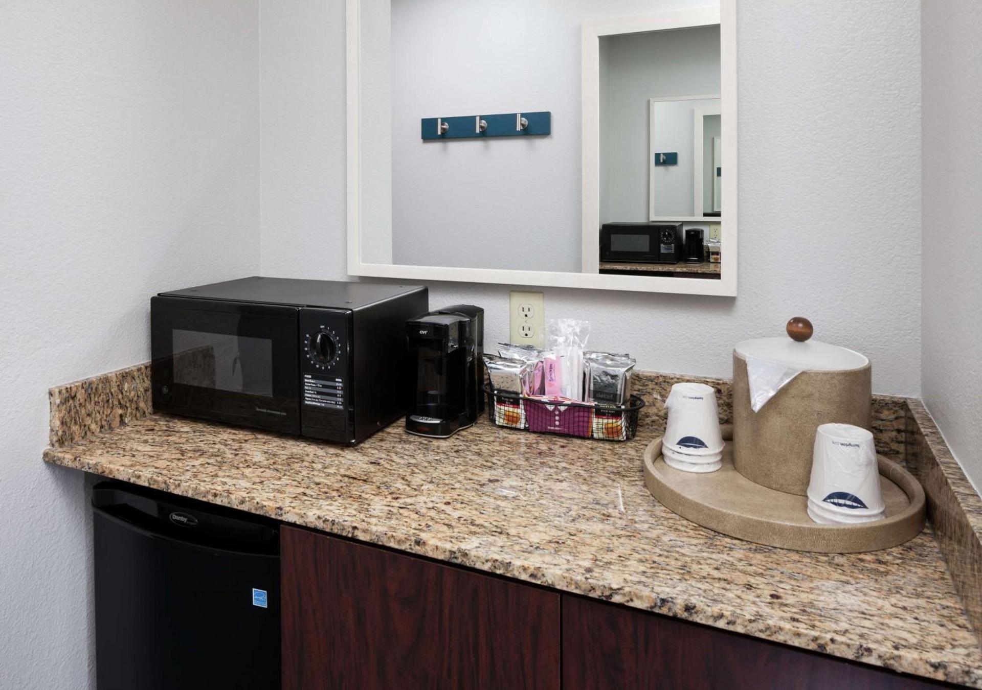 Hampton Inn Austin Round Rock photo 24
