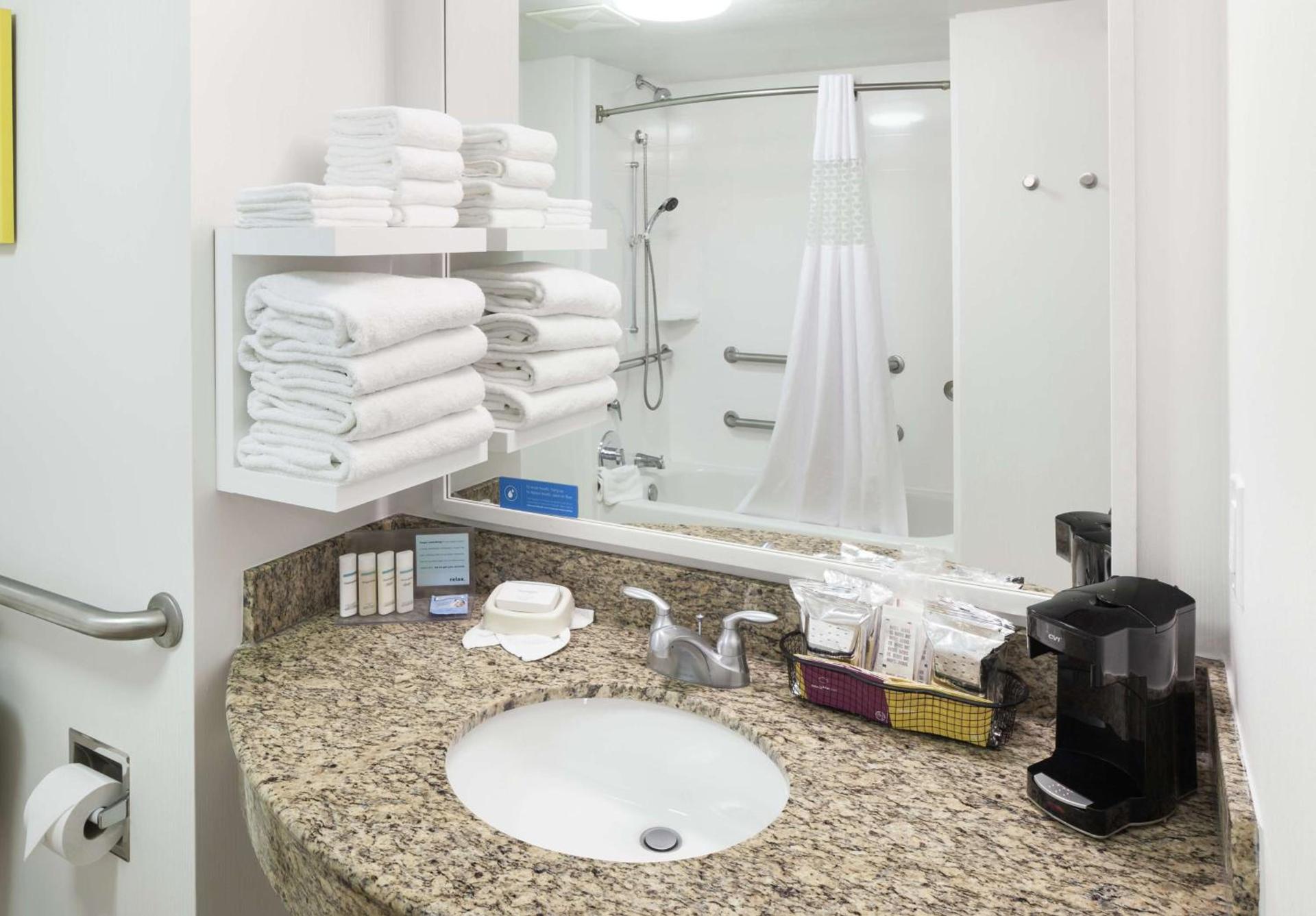 Hampton Inn Austin Round Rock photo 33