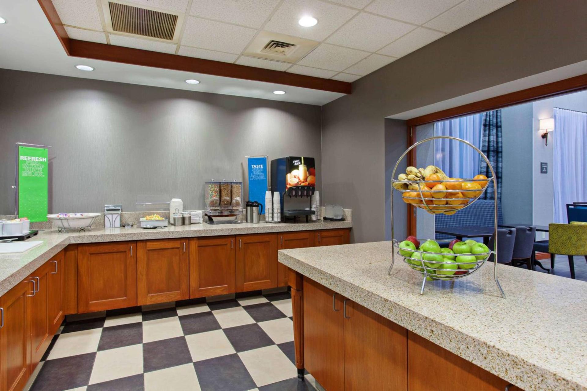 Hampton Inn & Suites Clovis Airport North photo 13