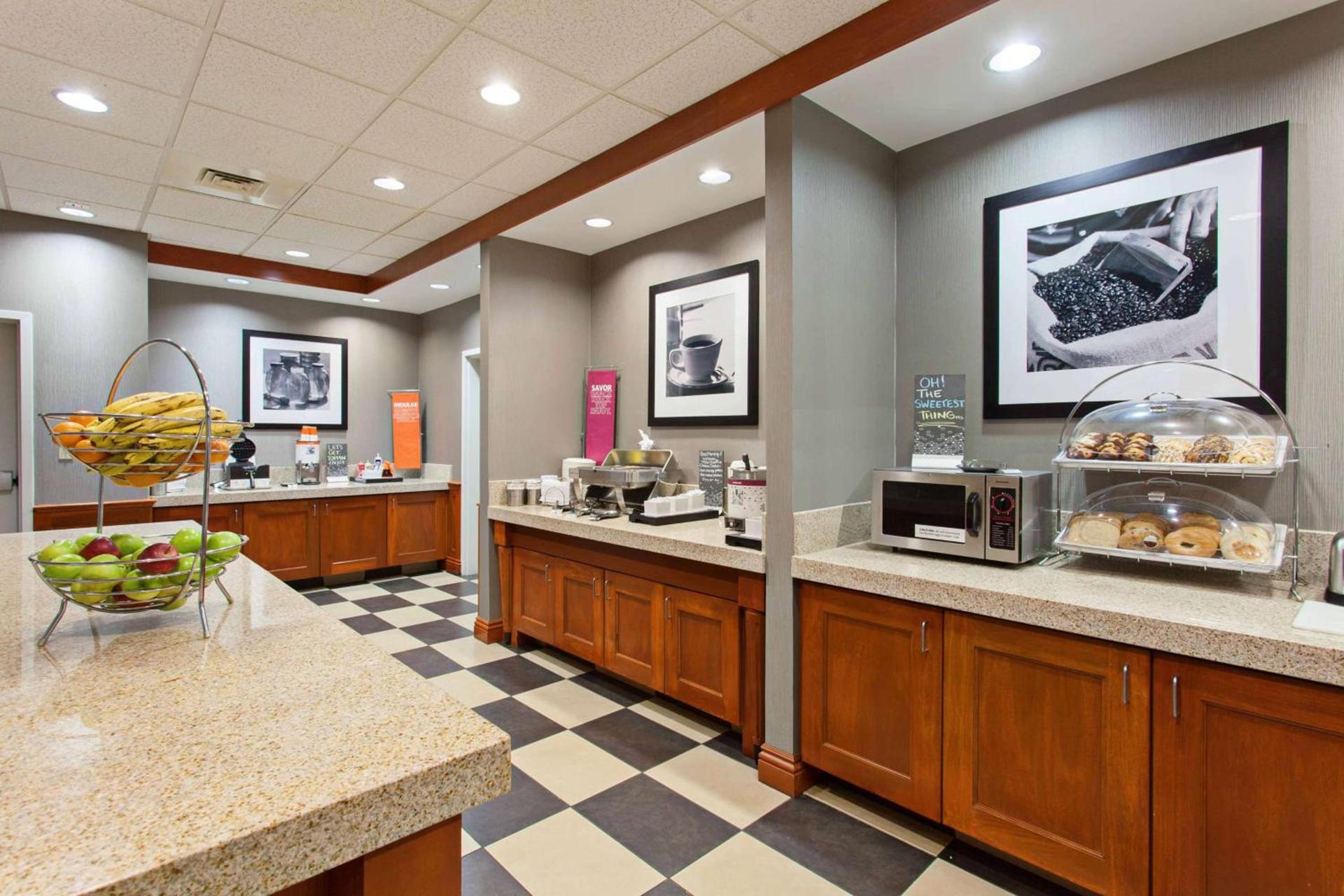 Hampton Inn & Suites Clovis Airport North photo 14