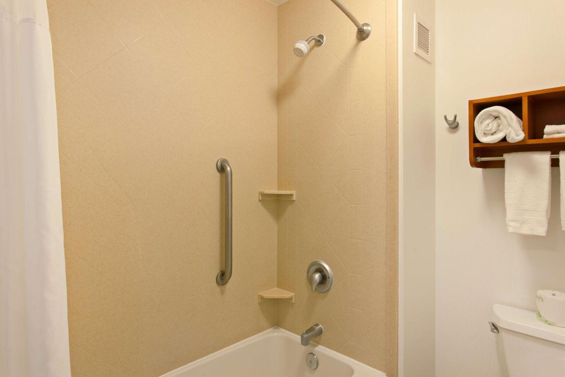 Hampton Inn & Suites Clovis Airport North photo 24