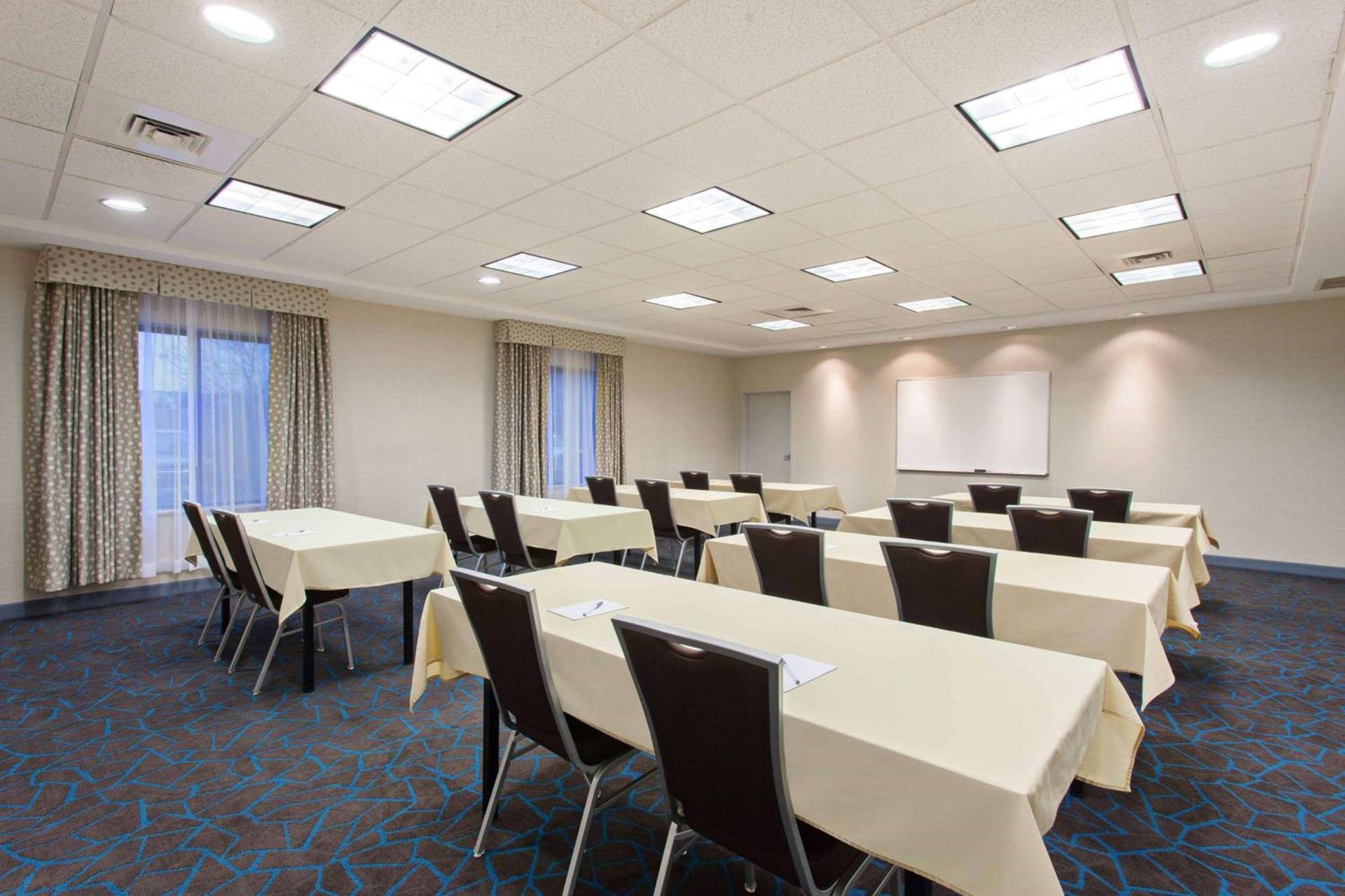 Hampton Inn & Suites Clovis Airport North photo 30