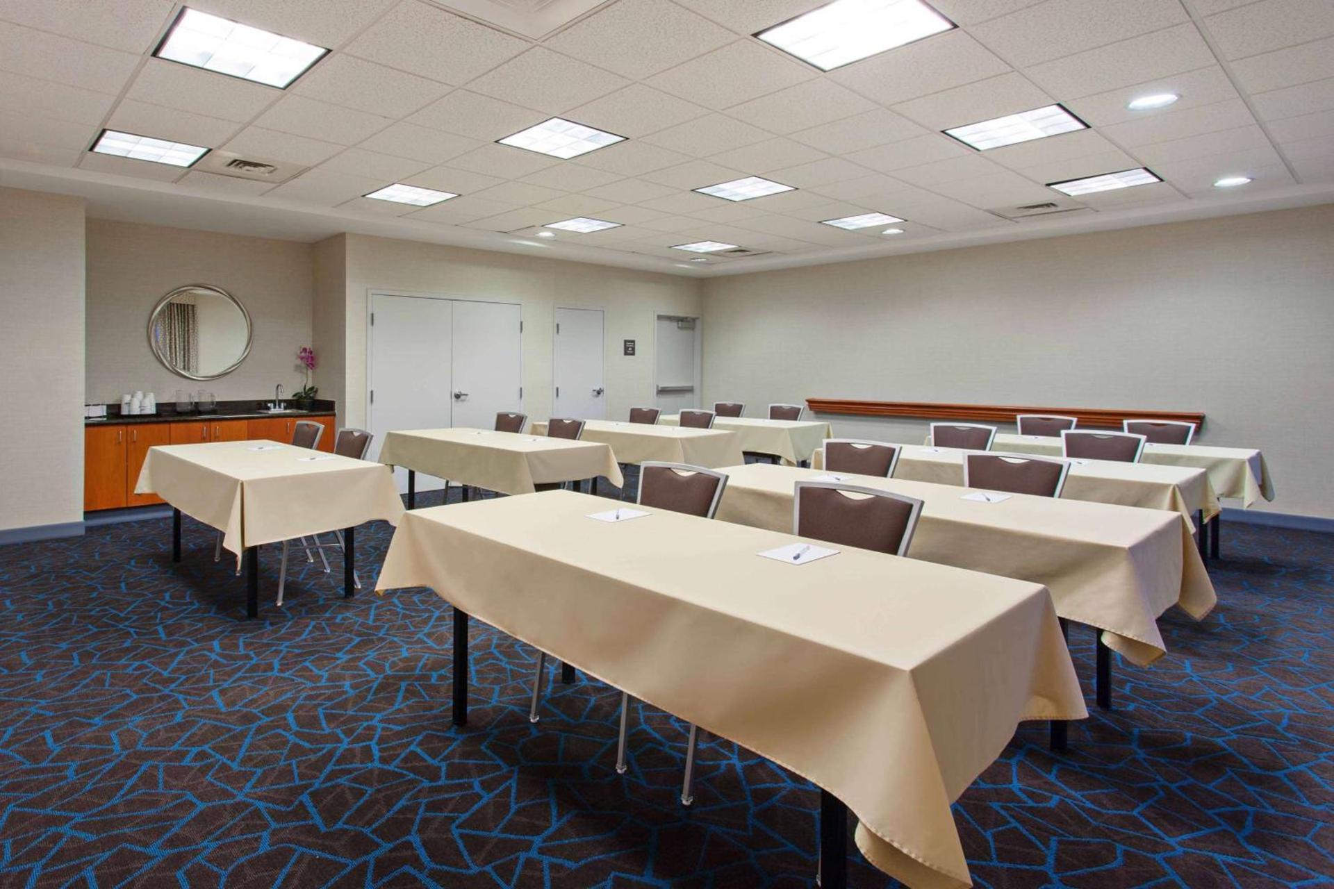 Hampton Inn & Suites Clovis Airport North photo 31