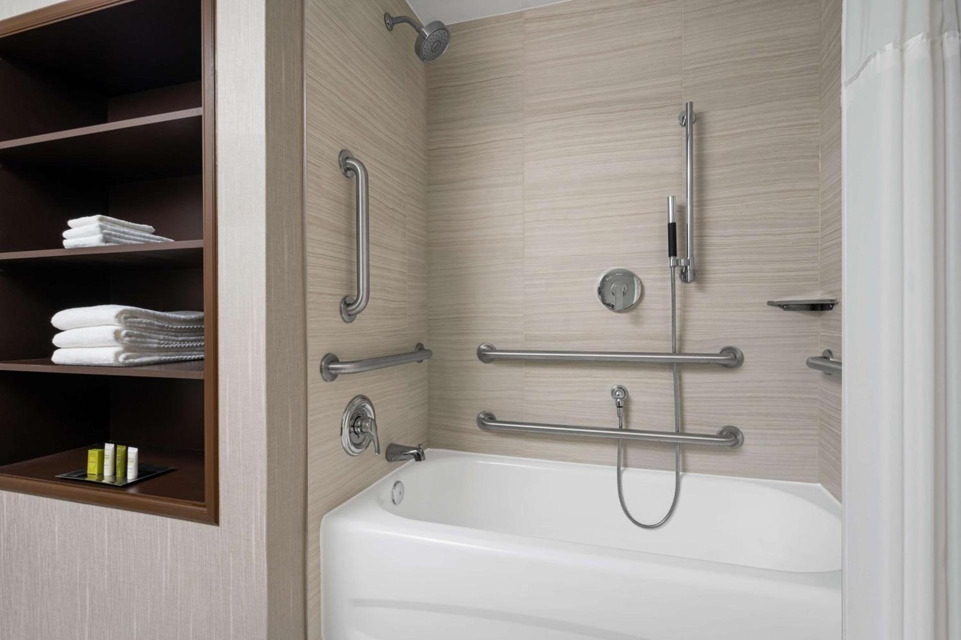 Hilton Indianapolis Hotel & Suites photo 29