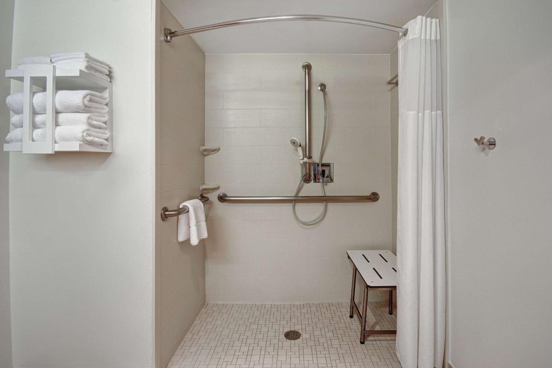 Hampton Inn & Suites Alexandria Old Town Area South photo 15
