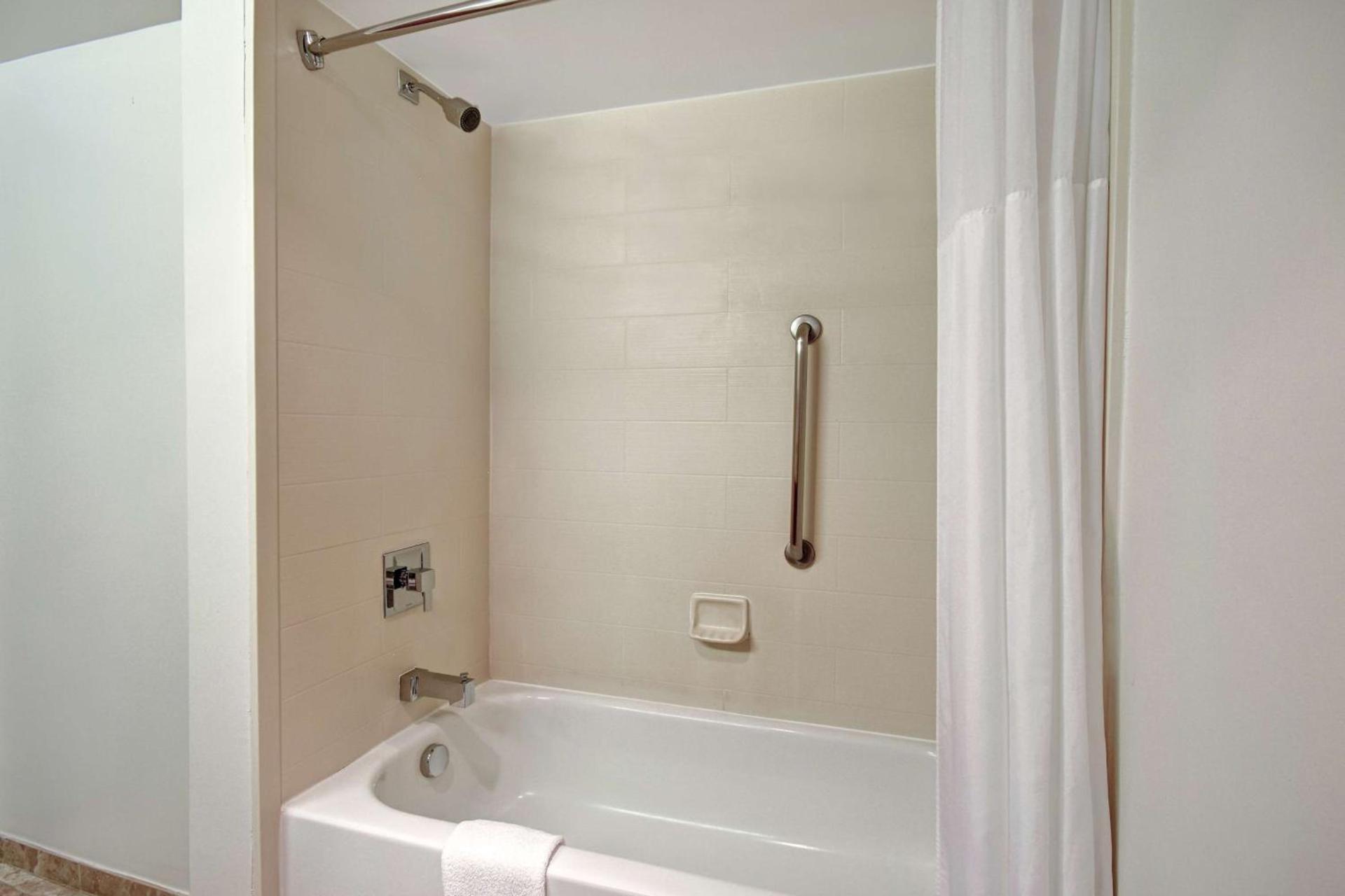 Hampton Inn & Suites Alexandria Old Town Area South photo 59