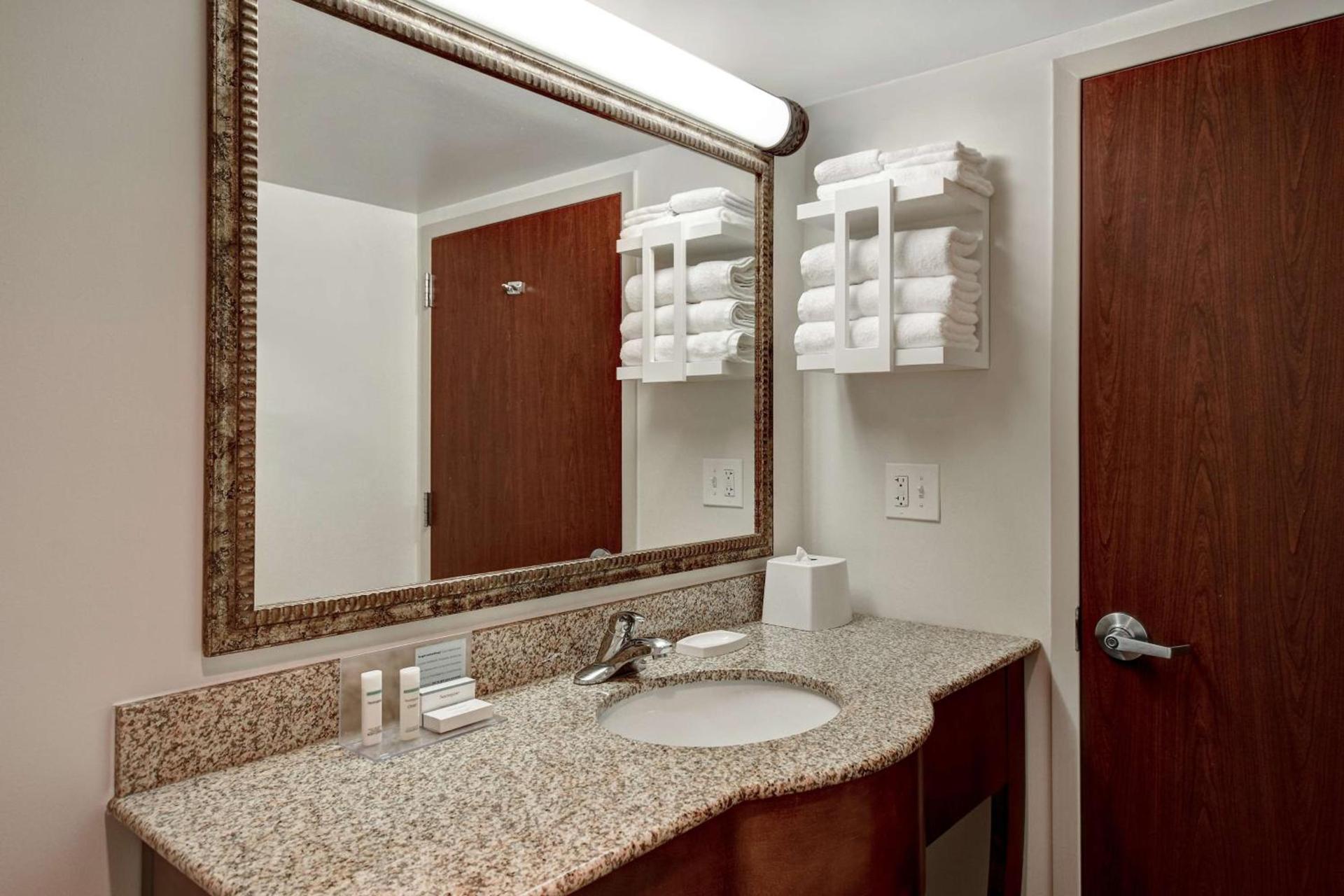 Hampton Inn & Suites Alexandria Old Town Area South photo 58