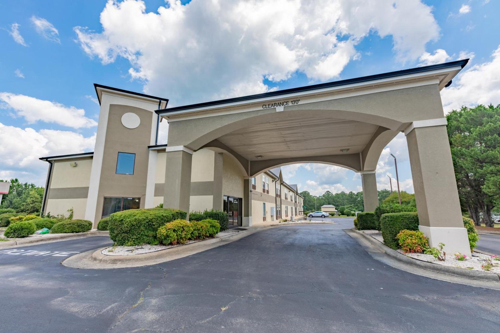 Baymont by Wyndham Creedmoor photo 4