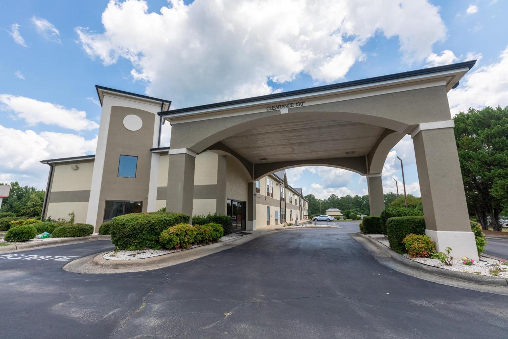 Baymont by Wyndham Creedmoor photo 9