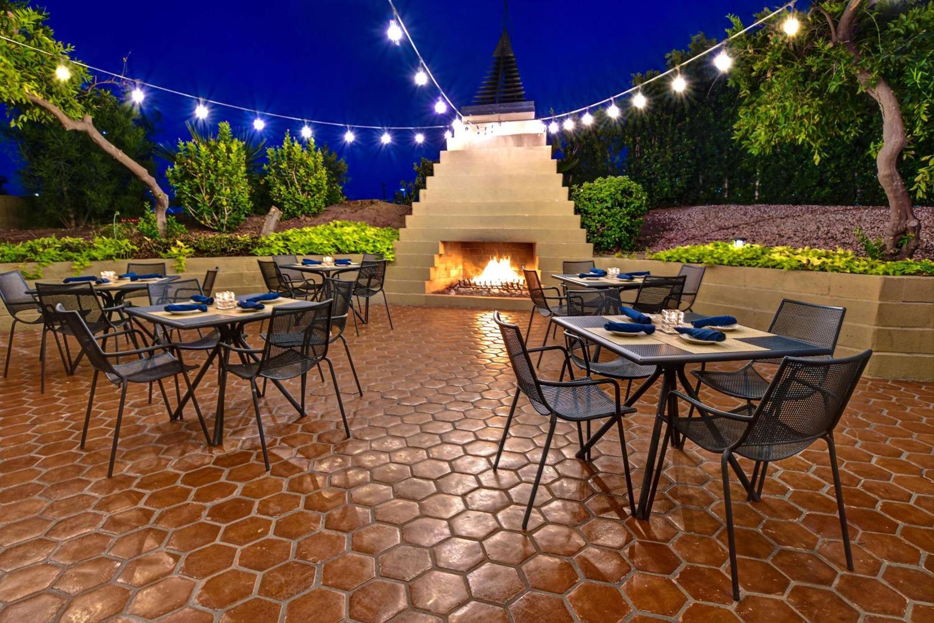 DoubleTree by Hilton Phoenix- Tempe photo 2