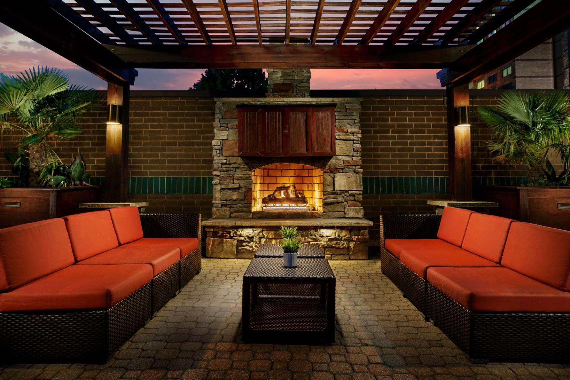 Hilton Charlotte University Place photo 4