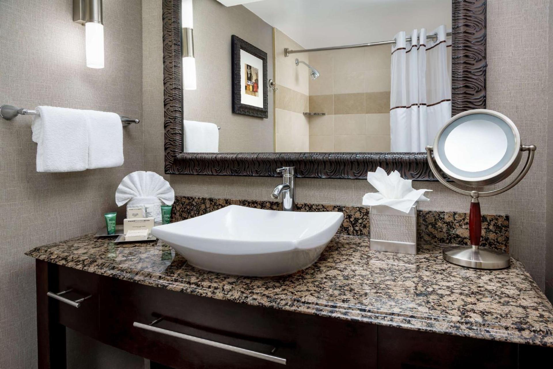 Hilton Charlotte University Place photo 37