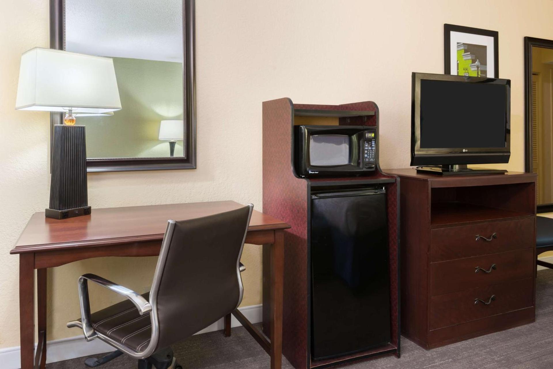 Hampton Inn Raleigh Cary photo 18