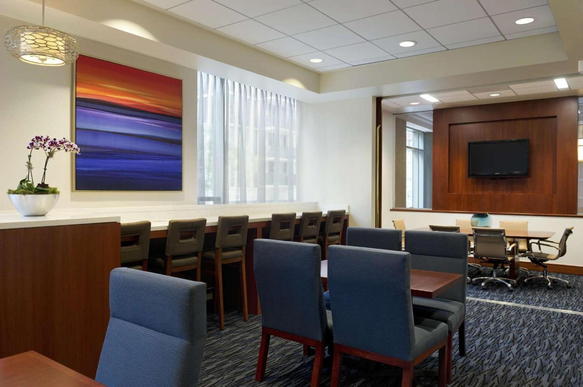 Hilton Chicago Magnificent Mile Suites photo 13
